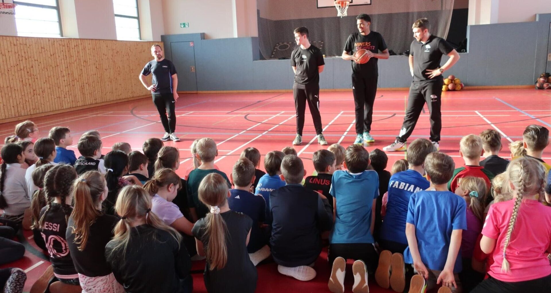 Niners Chemnitz trainieren mit Kindern der Grundschule