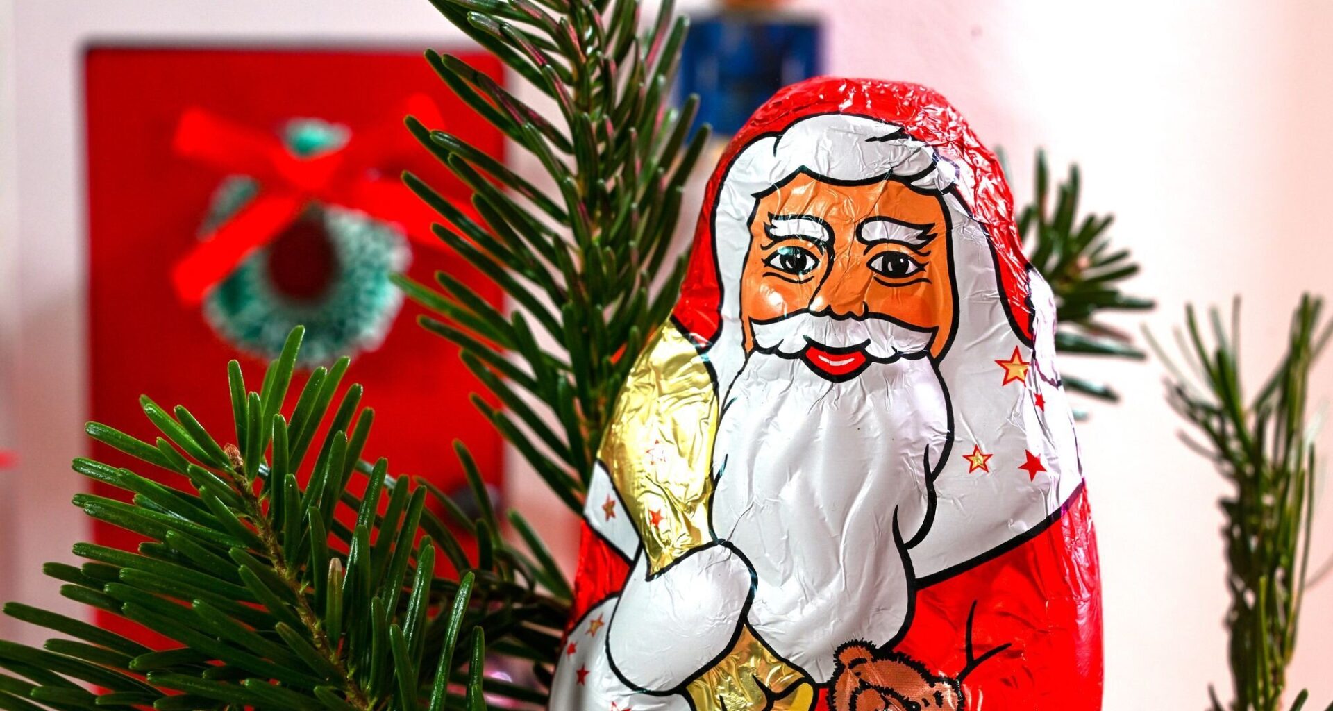 Feuerwehr-Nikolaus überrascht kranke Kinder