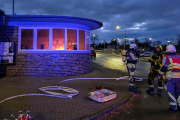 Brand im Imbiss: Feuerwehr löscht Weihnachtsgesteck in Hohenstein-Ernstthal - Das Feuer ist schon von Weitem gut zu erkennen.