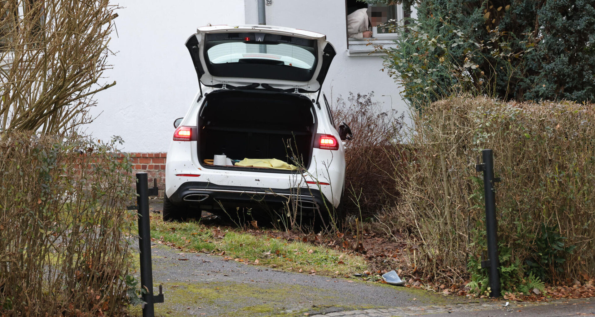 Rätselhafter Unfall in Chemnitz: Mercedes kracht gegen Hauswand