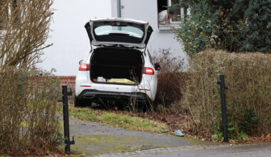 Rätselhafter Unfall in Chemnitz: Mercedes kracht gegen Hauswand