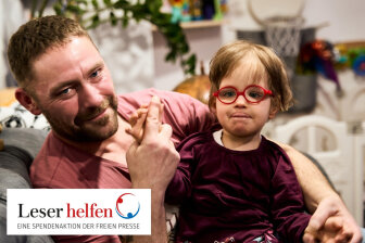 Sven Brand und seine kleine Tochter Charlotte.