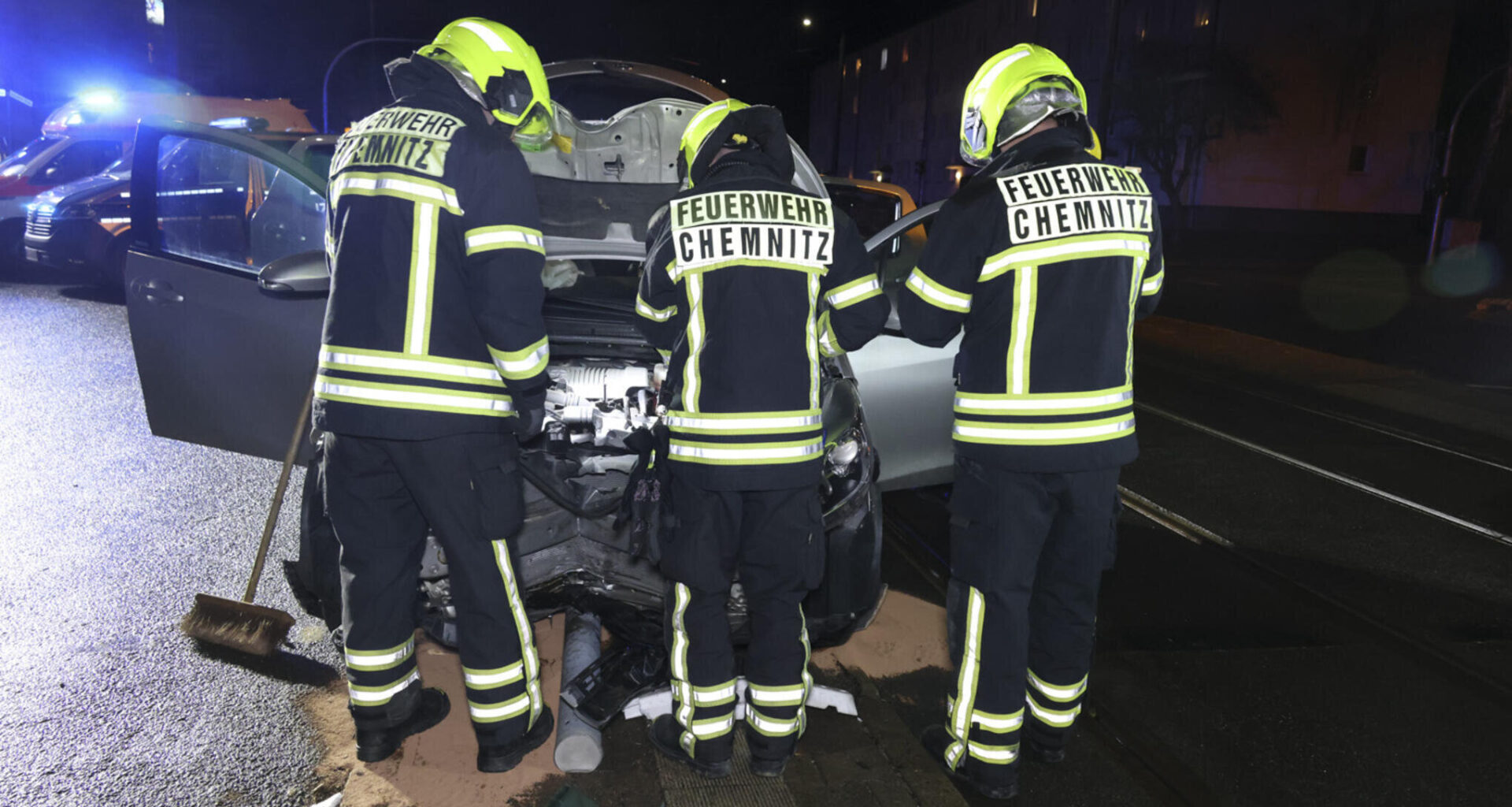Unfall in Chemnitz: Toyota fährt gegen Ampelmast