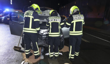 Unfall in Chemnitz: Toyota fährt gegen Ampelmast