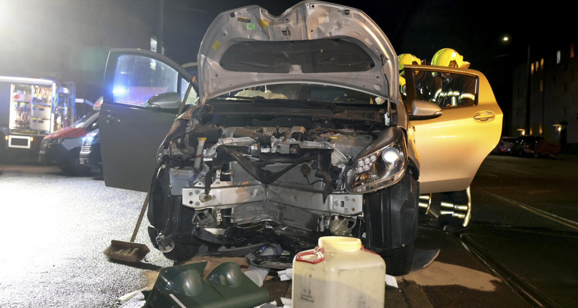 Chemnitz: Toyota rammt Ampelmast