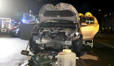 Chemnitz: Toyota rammt Ampelmast