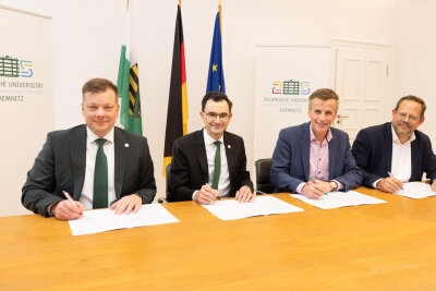 Diese Chemnitzer Institutionen wollen bei der Medizin der Zukunft ganz vorne mitspielen - Sie haben die Kooperationsvereinbarung unterschrieben (v. l.): Kanzler der TU Chemnitz, Peter Bernshausen, Uni-Rektor Gerd Strohmeier sowie der medizinische Geschäftsführer der Klinikum Chemnitz gGmbH, Prof. Dr. med. Martin Wolz, und deren kaufmännischer Geschäftsführer Martin Jonas.