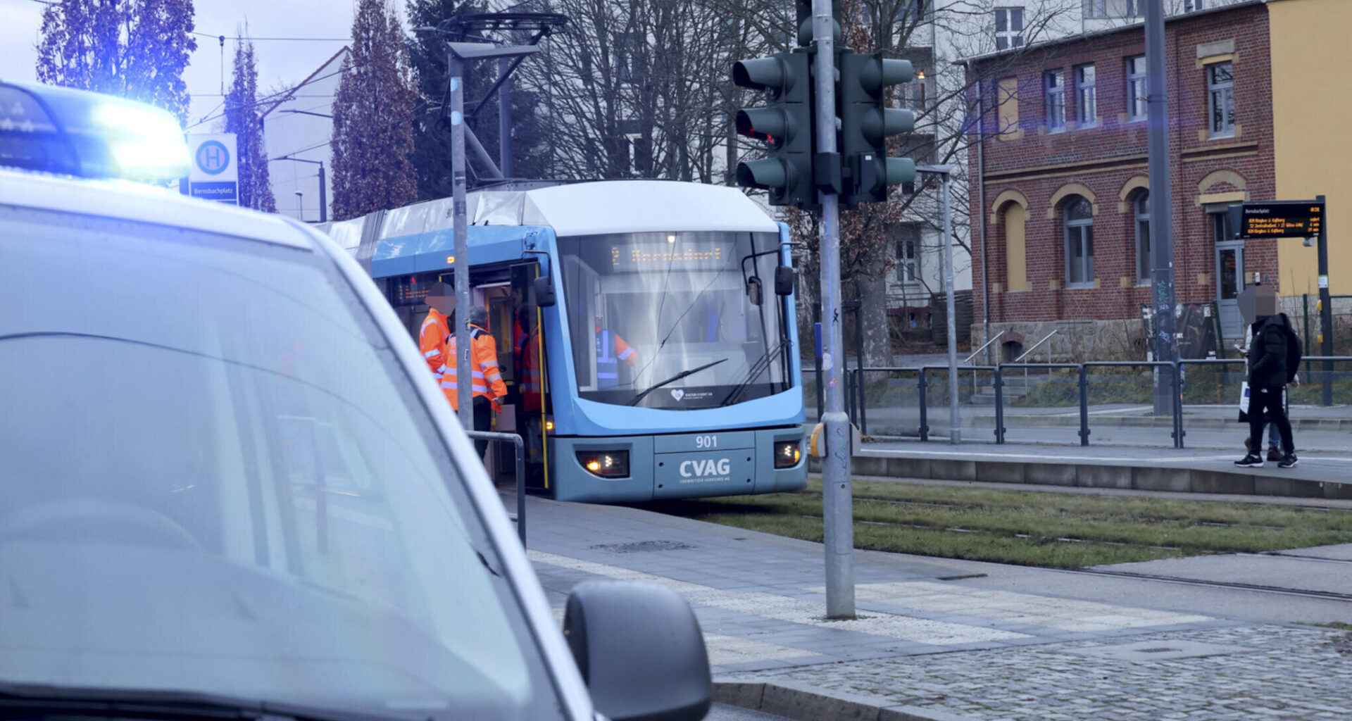 Mann prallt gegen Straßenbahn in Chemnitz