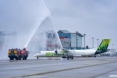 Taufe zum Erstflug: Am Mittwoch hat SkyAlps die Verbinung von Bozen nach Dresden aufgenommen. Die Flughafen-Feuerwehr duschte die Maschine der SkyAlps beim Ankommen.