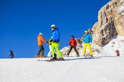Wolkenstein in Gröden ist jetzt auch nur eine kurze Flugreise von Dresden aus entfernt. Umgeben von Gebirgsstöcken der von der Unesco zum Welterbe der Menschheit ernannten Dolomiten, finden Skifahrer dort kilometerlange Pisten.