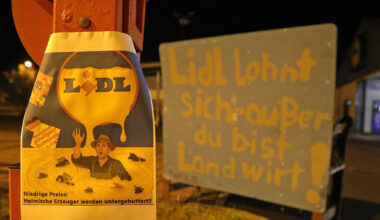 Stinkender Mist vor Lidl in Dresden – geht es um die Butterpreise?