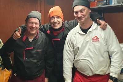 Schlemmerhütte auf dem Chemnitzer Weihnachtsmarkt: Wie es nach dem Abschied von Bernd Ebert weitergeht - Bernd Ebert hat die Schlemmerhütte nicht „geschlossen“, sondern bewusst in gute Hände übergeben.