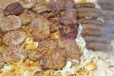 Schlemmerhütte auf dem Chemnitzer Weihnachtsmarkt: Wie es nach dem Abschied von Bernd Ebert weitergeht - Und für alle, die gerade denken, sie würden zum letzten Mal hier stehen, gilt nur eines: Es schmeckt wie immer – und ihr dürft auch nächstes Jahr wiederkommen.