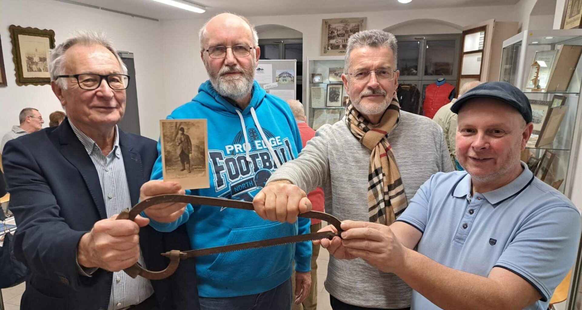 Welche Geschichte steckt hinter der Säge, die aus Niedersachsen zurück nach Augustusburg kam?