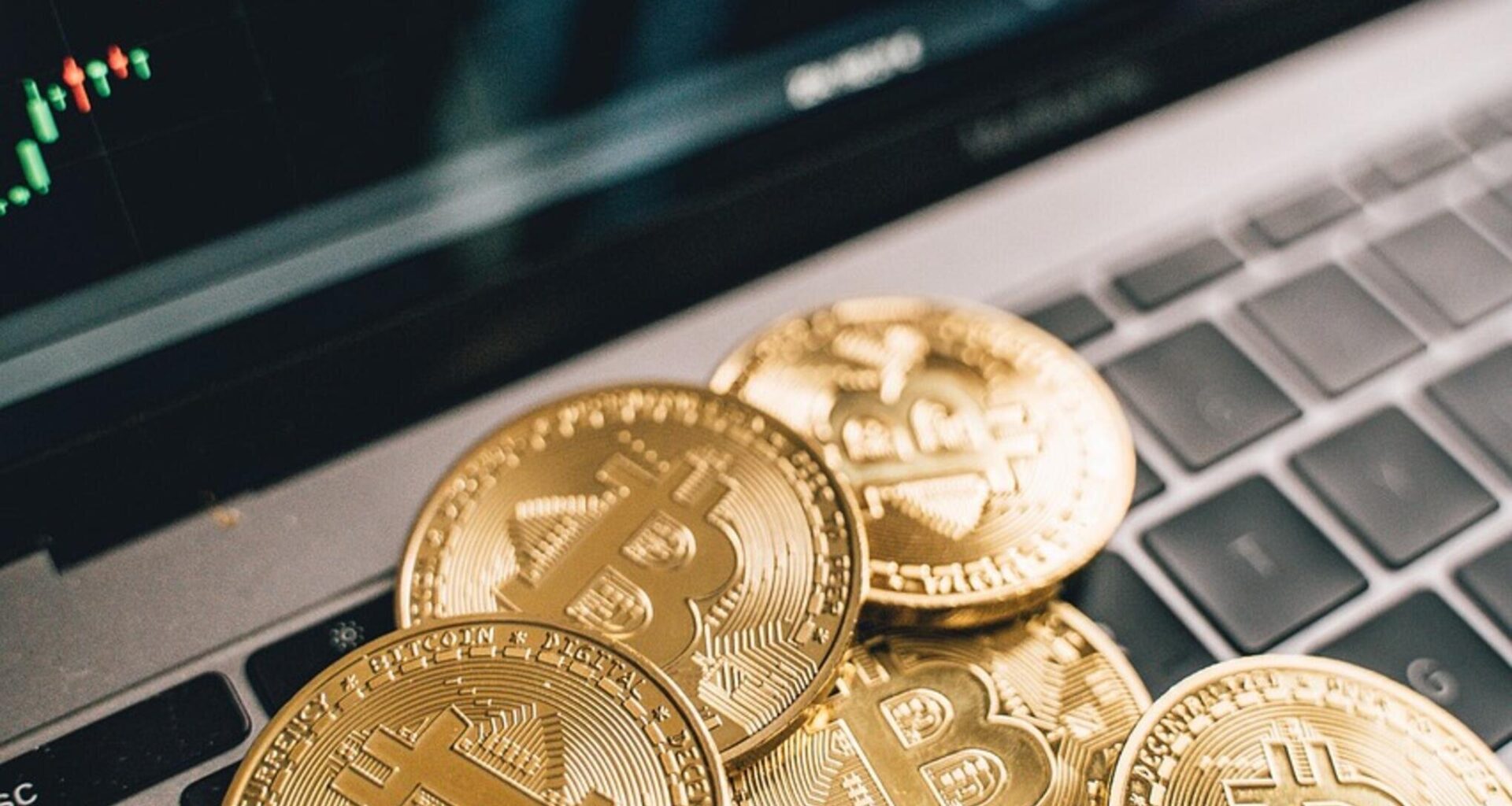 Zwei Männer überweisen hohe Summen ins Ausland