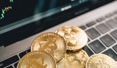 Zwei Männer überweisen hohe Summen ins Ausland