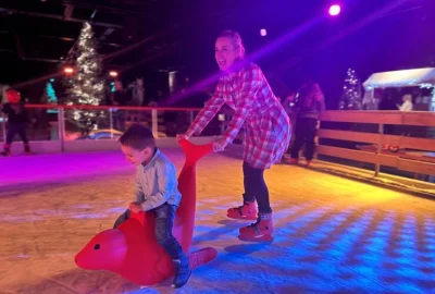 Von Eisbahn bis Naschfabrik: Wo der Ferienspaß nach dem Fest weitergeht - Sicher auf dem Eis: Für die kleinsten Gäste stehen Schiebe-Robben als Lernhilfe bereit.