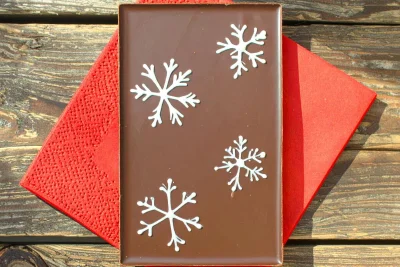 Von Eisbahn bis Naschfabrik: Wo der Ferienspaß nach dem Fest weitergeht - Süße Handarbeit: In der Naschfabrik entstehen beim Schokolade-Verzieren individuelle Kunstwerke.