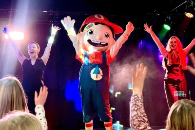 Von Eisbahn bis Naschfabrik: Wo der Ferienspaß nach dem Fest weitergeht - Stimmungsvoller Ferien-Endspurt: Mit Animation und Kinderschminken feiert Oskarshausen den Start ins neue Jahr.