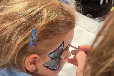 Von Eisbahn bis Naschfabrik: Wo der Ferienspaß nach dem Fest weitergeht - Stimmungsvoller Ferien-Endspurt: Mit Animation und Kinderschminken feiert Oskarshausen den Start ins neue Jahr.