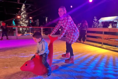 Von Eisbahn bis Naschfabrik: Wo der Ferienspaß nach dem Fest weitergeht - Sicher auf dem Eis: Für die kleinsten Gäste stehen Schiebe-Robben als Lernhilfe bereit.