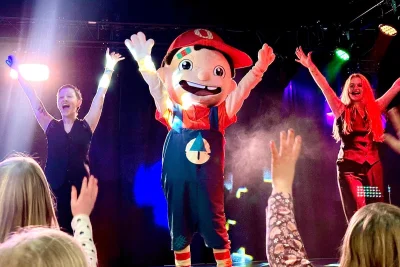 Von Eisbahn bis Naschfabrik: Wo der Ferienspaß nach dem Fest weitergeht - Stimmungsvoller Ferien-Endspurt: Mit Animation und Kinderschminken feiert Oskarshausen den Start ins neue Jahr.