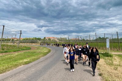 Der Gedenkmarsch in den Saazer Hopfenfeldern.