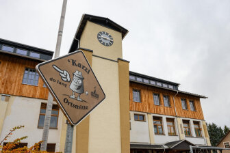 Der Verein Wurzelwerk hat seinen Sitz in Neudorf. Für die angestrebte Schule ist das Gebäude in Besitz des Unternehmers Jürgen Huss aber zu klein.