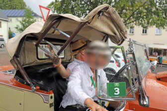 Wenige Tage nach der Hochzeit 2023 fuhr das Ehepaar Kleinertz eine Oldtimer-Rallye.