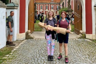 Anežka Platlová (l.) und Hedvika Hoření vom Gymnasium Kadaň auf dem Gedenkmarsch von Postelberg nach Saaz. Links Geschichtslehrer Petr Zemánek aus Prag.