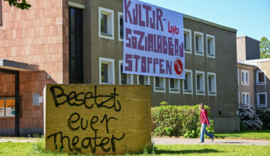 Aktivisten kletterten auf Fahnenmasten vor Chemnitzer Rathaus