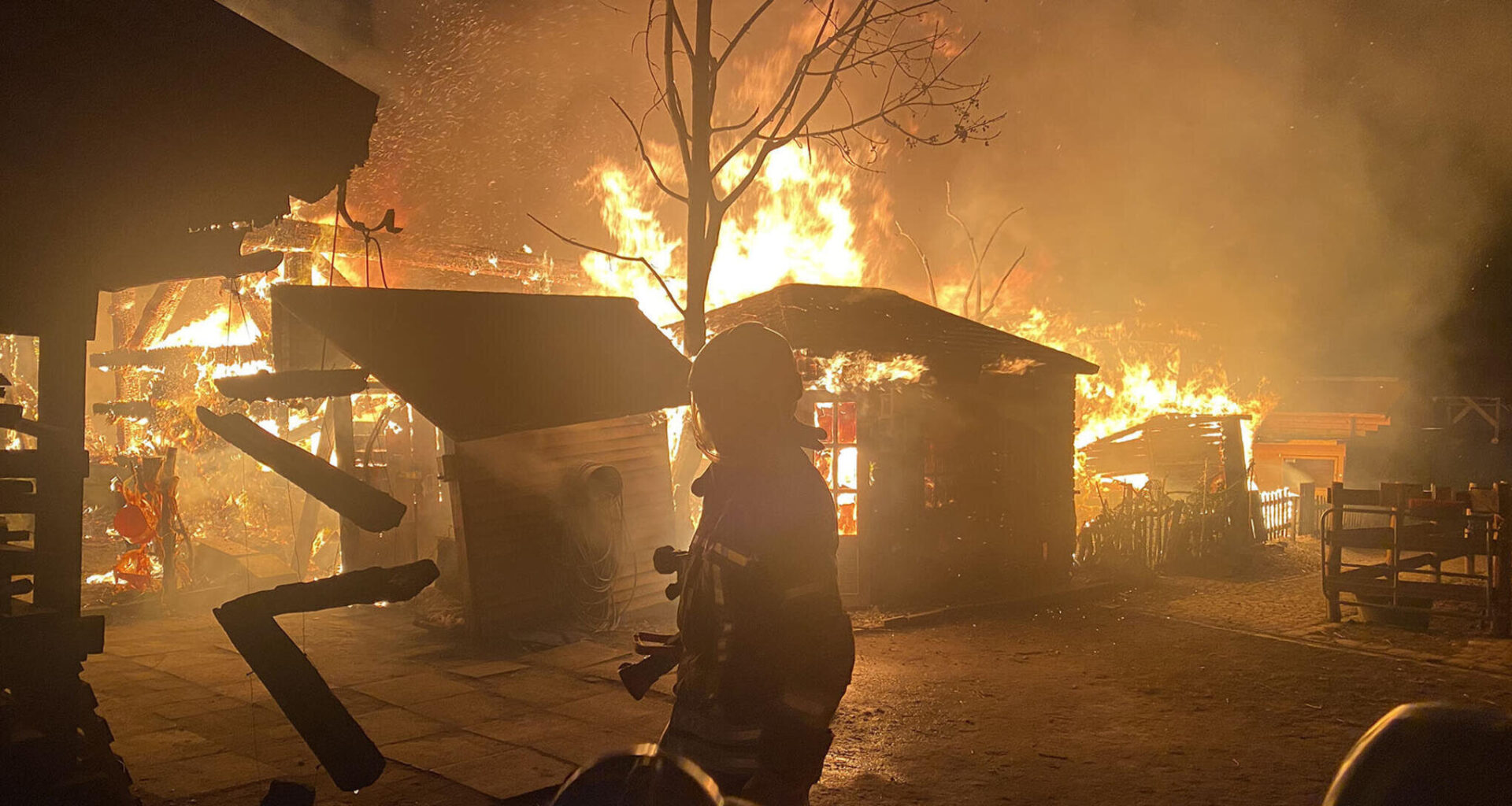 Großeinsatz der Feuerwehr nach Brand auf Hofgelände