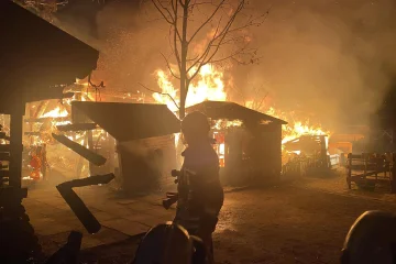 Großeinsatz der Feuerwehr nach Brand auf Hofgelände - An Heiligabend kam es gegen 19.10 Uhr in Weißig, an der Hauptstraße zu einem Brand.