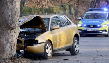 Auto prallt in Chemnitz gegen Baum: 80-Jähriger wird schwer verletzt