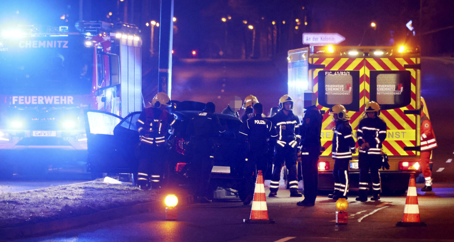Kia fährt in Chemnitz gegen Betonpfeiler
