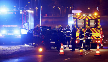 Kia fährt in Chemnitz gegen Betonpfeiler