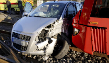 Chemnitz: Straßenbahn fährt gegen Auto