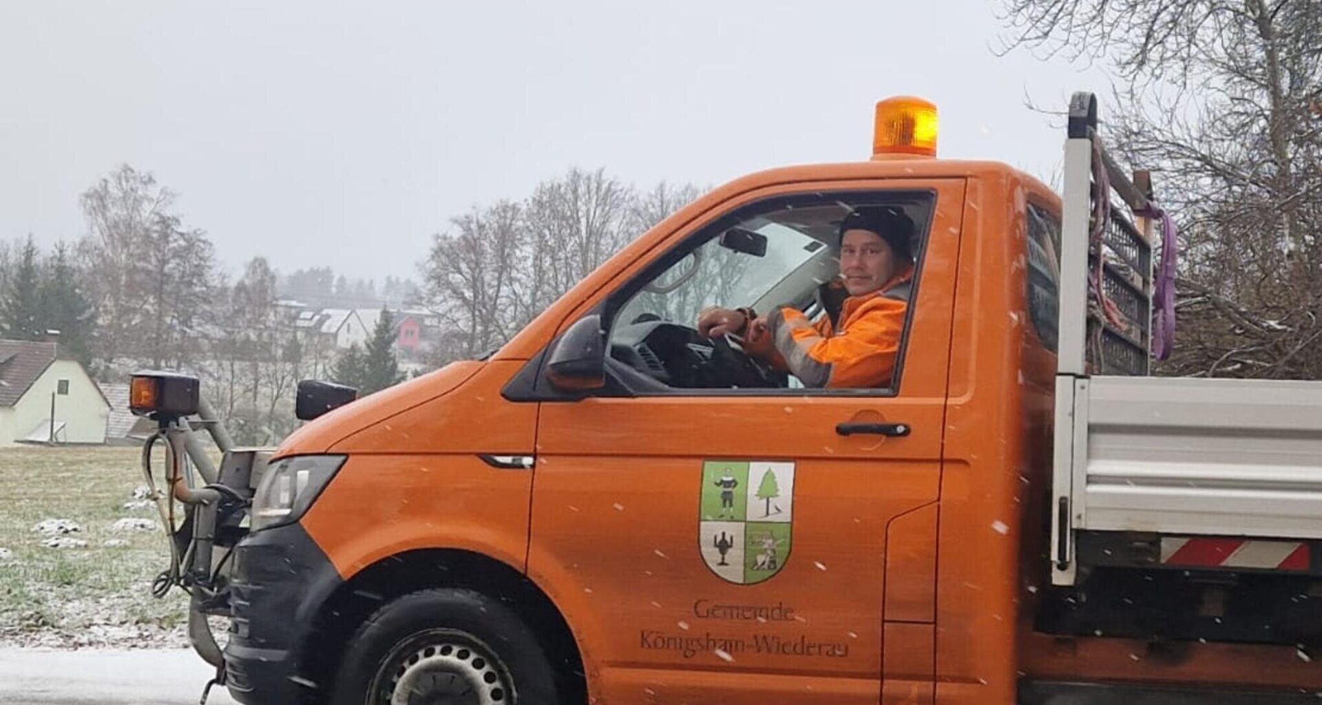 Dauereinsatz in Königshain-Wiederau: Bauhofmitarbeiter kämpfen gegen Glätte