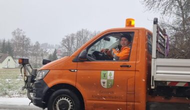 Dauereinsatz in Königshain-Wiederau: Bauhofmitarbeiter kämpfen gegen Glätte