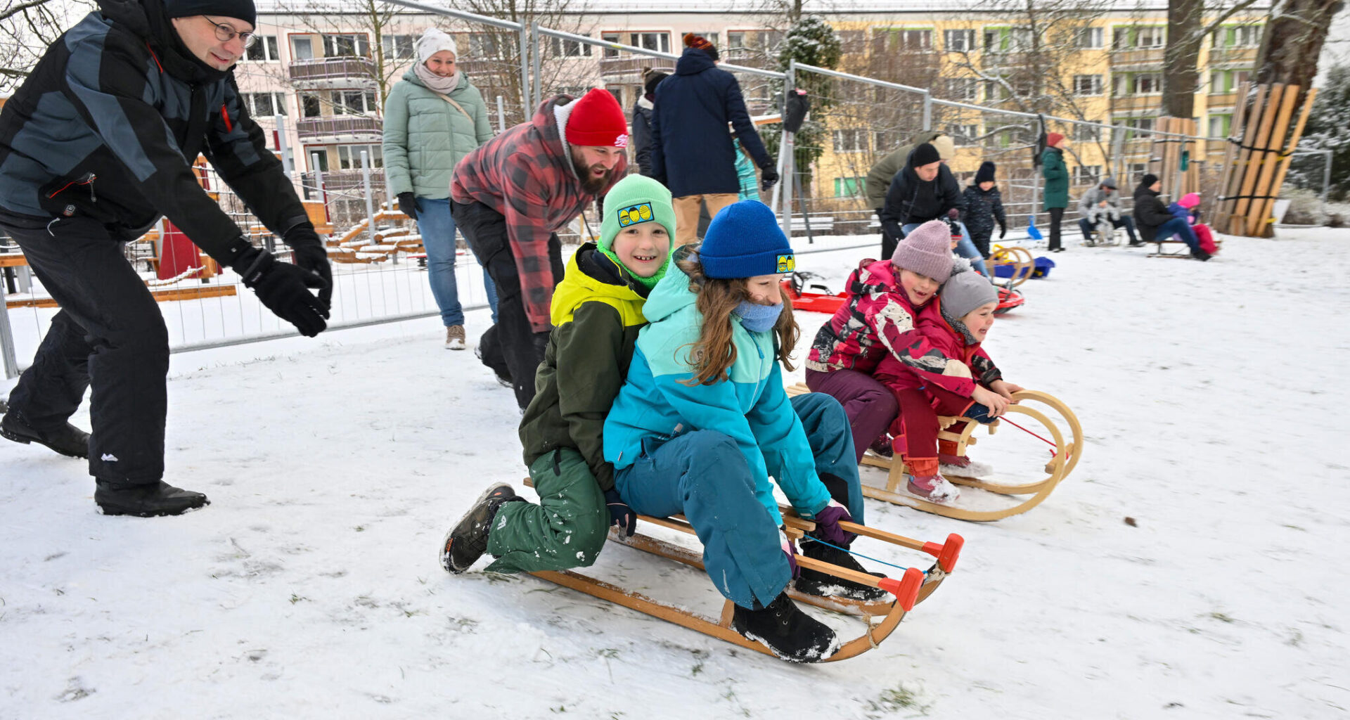 Endlich Schnee zum Rodeln und Spaß haben