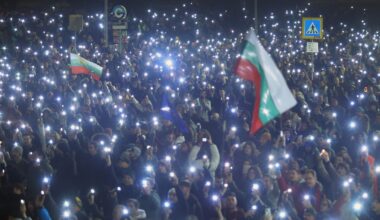 Menschen fordern faire Neuwahl: Auch nach Rücktritt der Regierung: Tausende Bulgaren protestieren