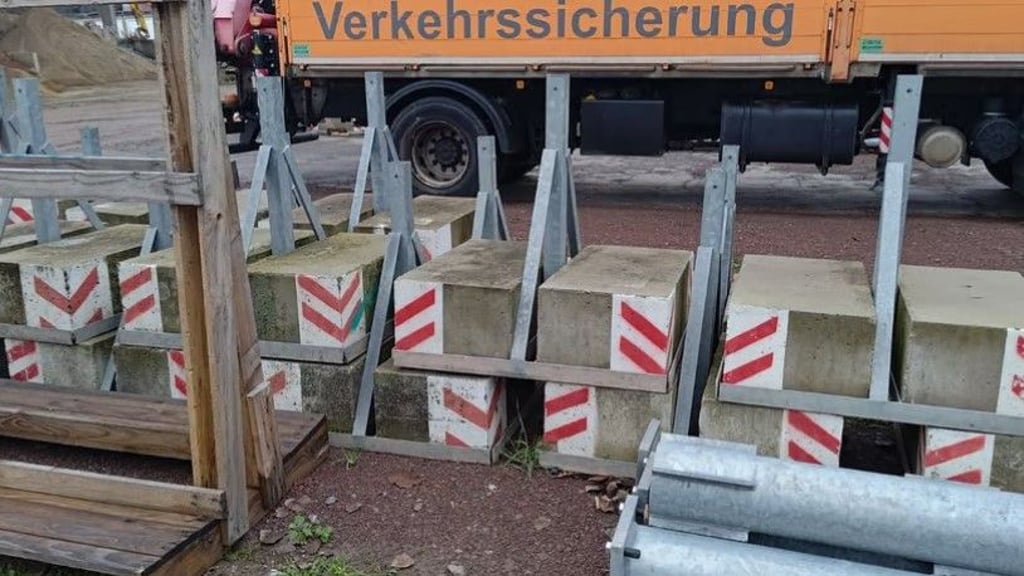 Mit diesen Betonblöcken wird der Weihnachtsmarkt in Heide-Süd in Halle gesichert. 