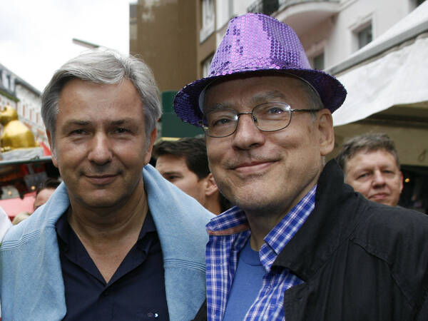 Wieland Speck, der Regierende Buergermeister von Berlin Klaus Wowereit und Rosa von Praunheim auf dem Stadfest. Unter dem Motto Gleiche Rechte fuer Ungleiche veranstaltet der Regenbogenfonds e.V. zum 19. Mal Europas groeßtes Lesbisch-schwules Stadtfest. Germany, Deutschland *** Wieland Bacon, the Governors Mayor from Berlin Klaus Wowereit and Pink from Praunheim at the stadfest at the Motto same Rights for unequal organised the Rainbow Fund e V to 19 times Europe biggest lesbian Gay City festival Germany, Germany
