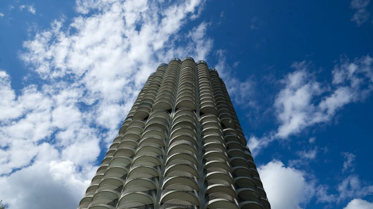 Brand im Augsburger Hotelturm: Polizei geht von einem Mordversuch aus - Bayern