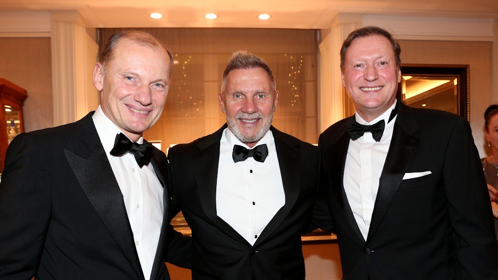 Der Münchner Gastronom Rudi Kull, Ex-Fußballer Thorsten Fink and Johannes Fritz von Mercedes (von links).