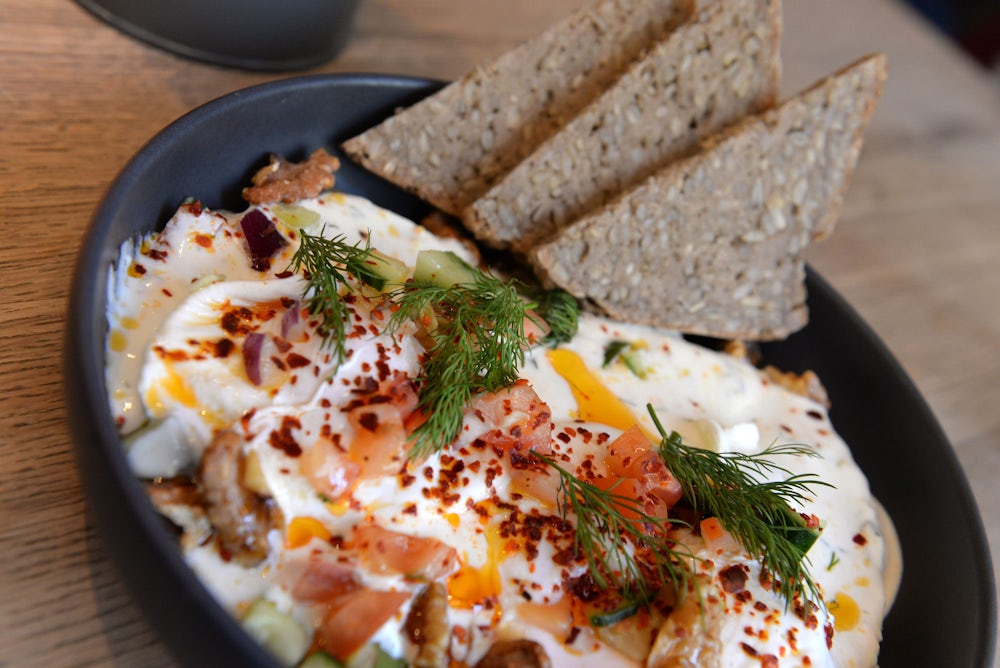 Auch Çılbır, also türkische Eier, stehen auf der Karte im Palmtreeclub.