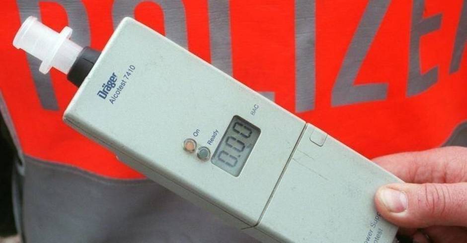 Mannheim: Wodkaflasche im Fußraum, am Steuer mit 2 Promille - Polizeiberichte aus Rhein-Neckar-Odenwald