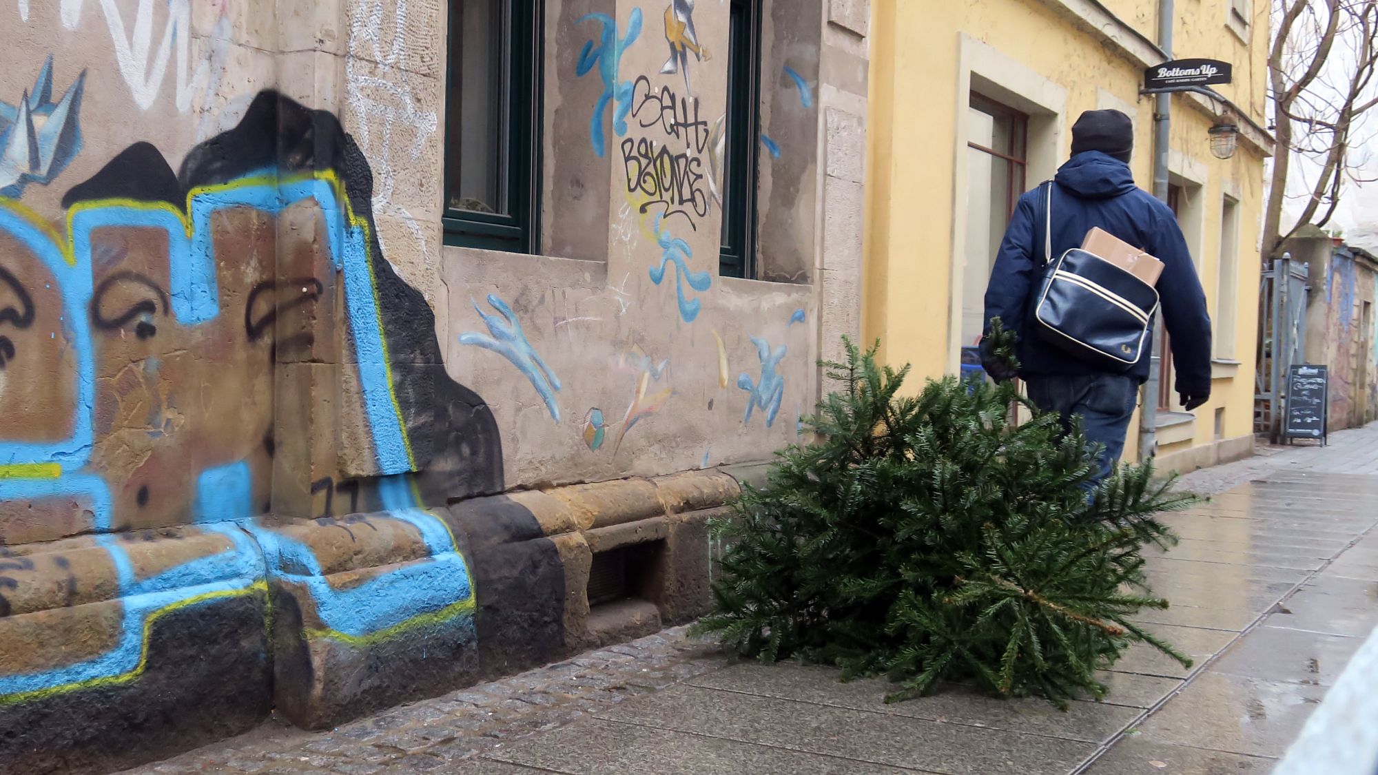 Ab dem zweiten Weihnachtsfeiertag wieder häufiger zu sehen, die Weihnachtsbaum-Schleifer. Foto: Archiv Anton Launer
