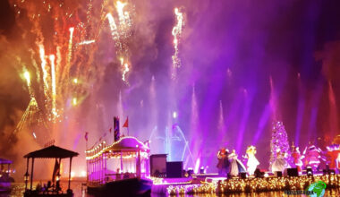 Europa-Park - 2023: Abends findet im Winterzauber auch regelmäßig eine kleine Show mit Feuerwerk statt.