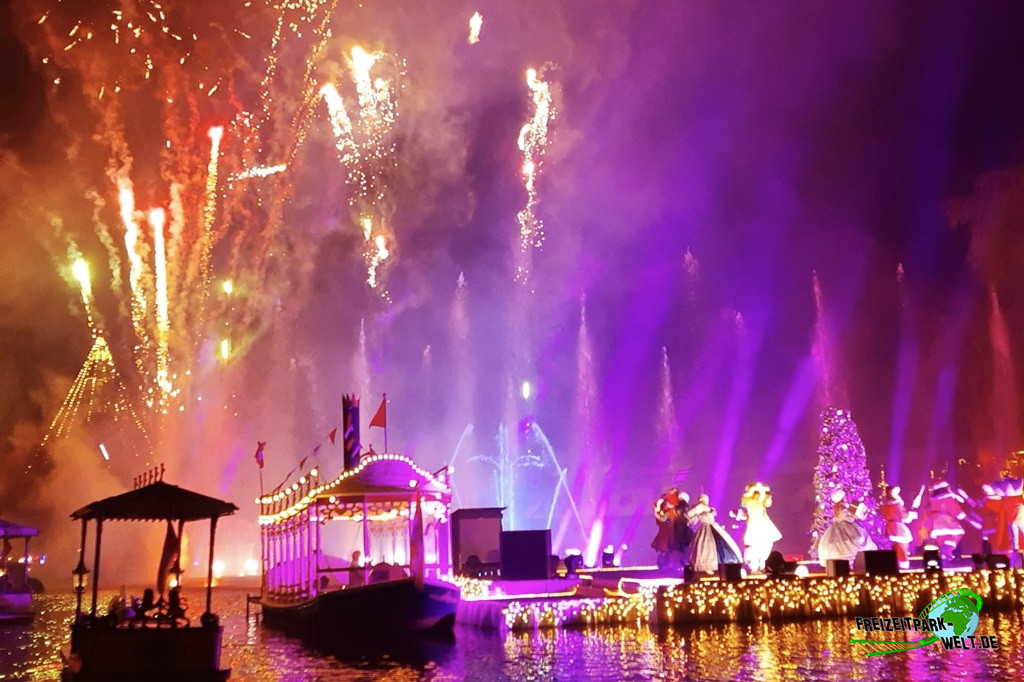 Europa-Park - 2023: Abends findet im Winterzauber auch regelmäßig eine kleine Show mit Feuerwerk statt.